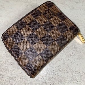 LOUIS VUITTON’S ZIPPY COIN PURSE/WALLET